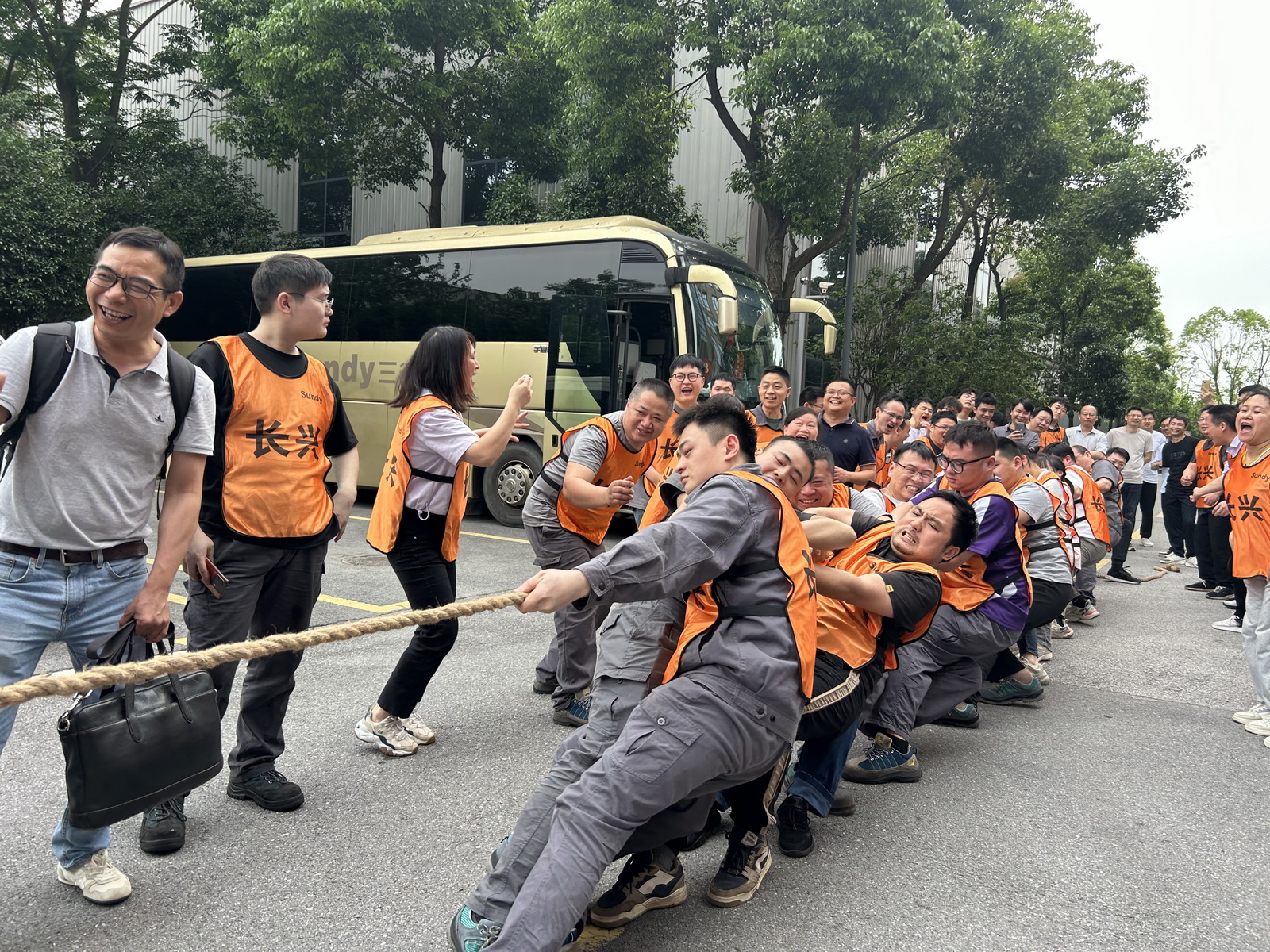 加油！加油！凝“绳”聚力，，，，，，，“1win杯”首届拔河角逐火热开赛