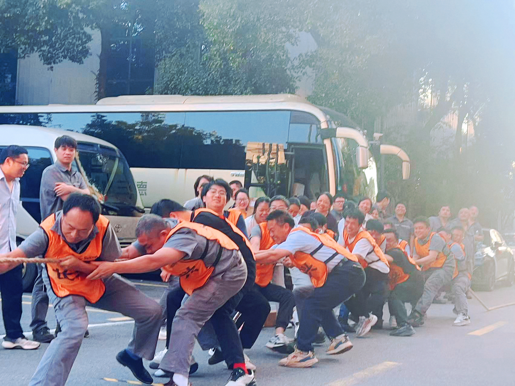 燃爆1win总部园区！女子组首秀亮眼，，，，，，，这场拔河角逐灰尘落定